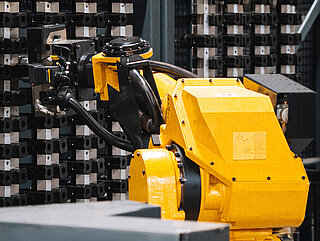 Roboter beim automatisierten Werkzeugwechsel in moderner Fertigung