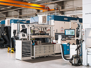 Großserienfertigung in Produktionshalle mit mehreren CNC-Maschinen