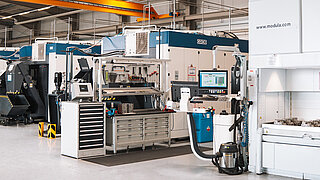 Großserienfertigung in Produktionshalle mit mehreren CNC-Maschinen