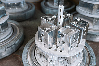 Alublöcke beim thermischen Entgraten