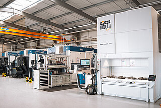 Großserienfertigung in Produktionshalle mit mehreren CNC-Maschinen