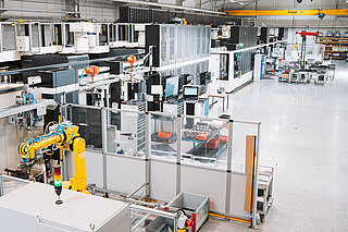 Produktionshalle für die automatisierte Serienfertigung