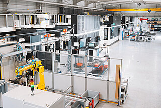 Automatisierte Serienfertigung mit Roboterhandling und modernen Bearbeitungszentren