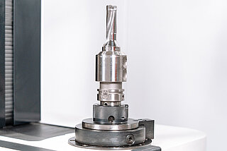 Werkzeug mit QR-Code steckt in einer Lesevorrichtung