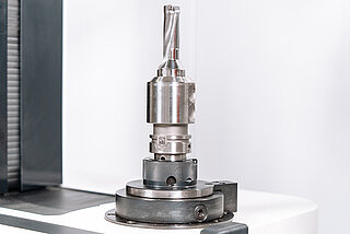 Werkzeug mit QR-Code, das in eine Lesevorrichtung zur Identifikation eingeführt wird