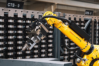 Roboter beim automatisierten Werkzeugwechsel in moderner CNC-Fertigung