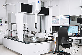 Moderne Messmaschine in der Qualitätssicherung