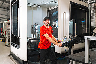 Mitarbeiter vor 5-achs Fräsmaschine