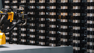 Roboter beim automatisierten Werkzeugwechsel in moderner Fertigung